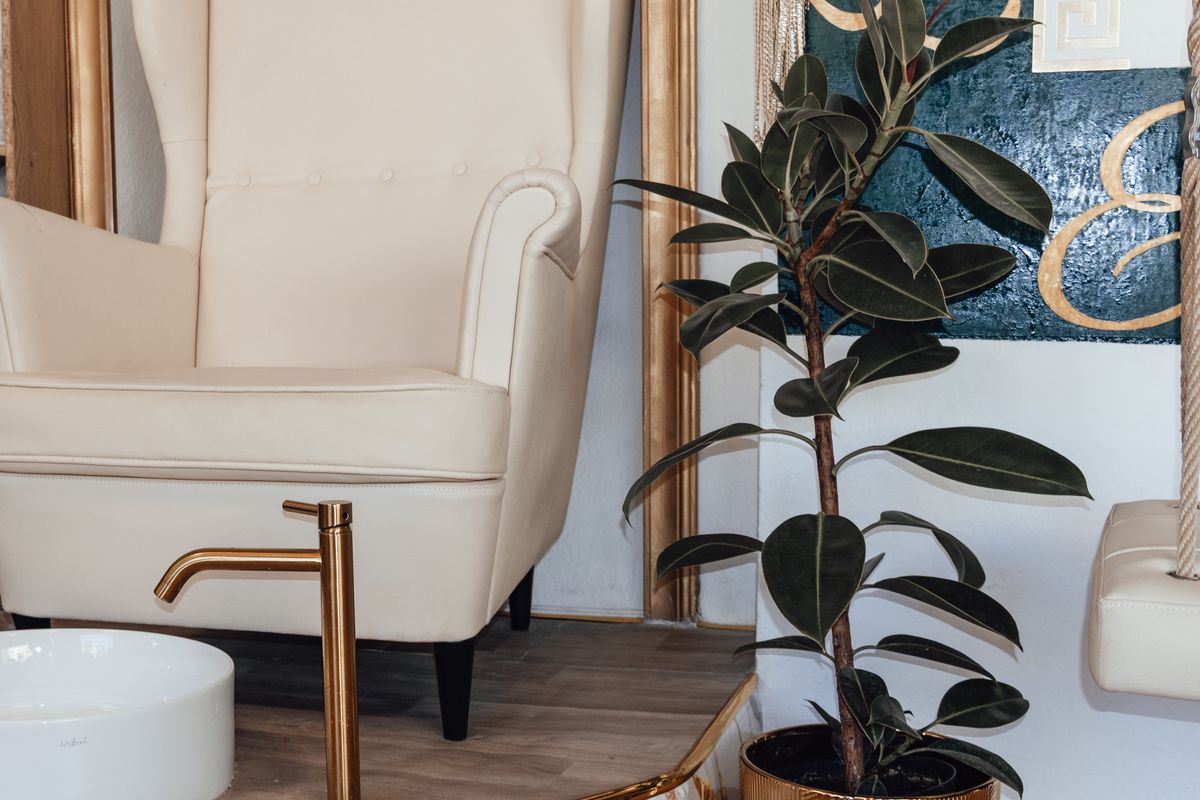 Coin pédicure avec fauteuil crème et détails en laiton