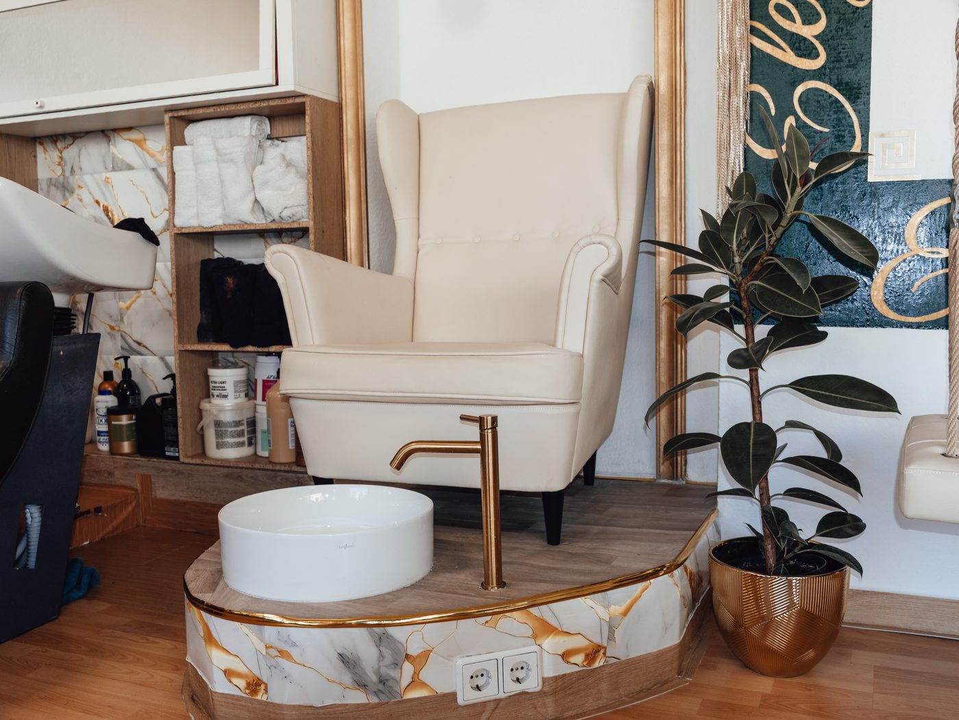 Coin pédicure avec fauteuil crème et détails en laiton