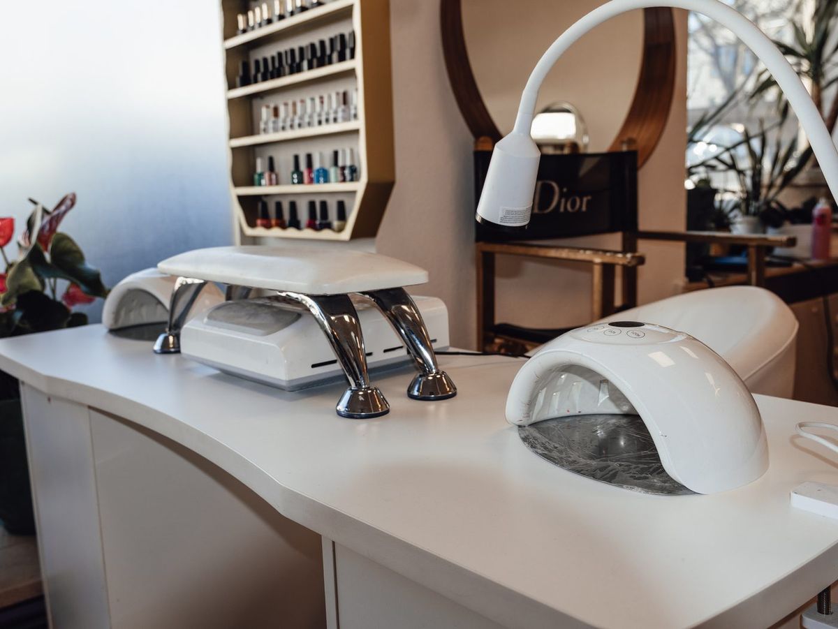 Table de manucure organisée avec lampes et vernis