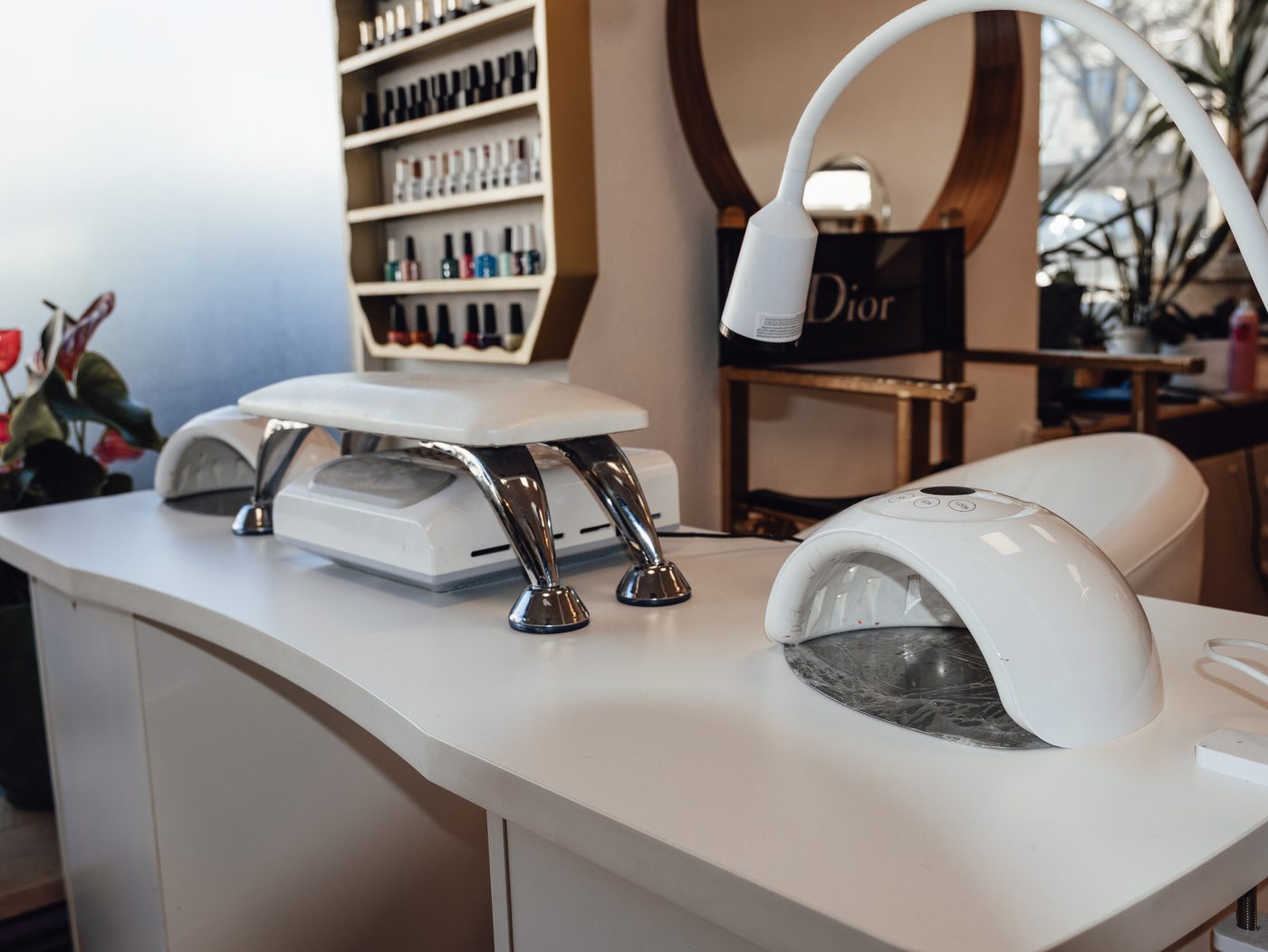 Table de manucure organisée avec lampes et vernis
